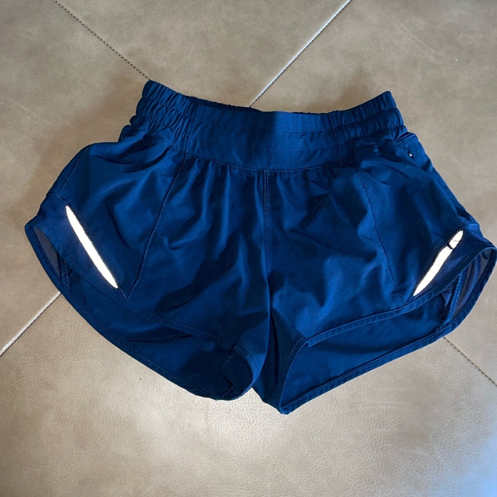 Lululemon Hotty Hot low rise 2.5 shorts